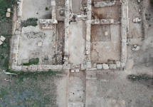 Veduta zenitale da drone dell'edificio a est del foro e della strada romana ad esso antistante al termine degli scavi 2021.